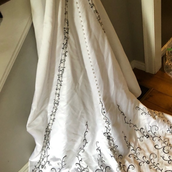 Alfred Angelo Wedding Dress - Picture 3 of 8